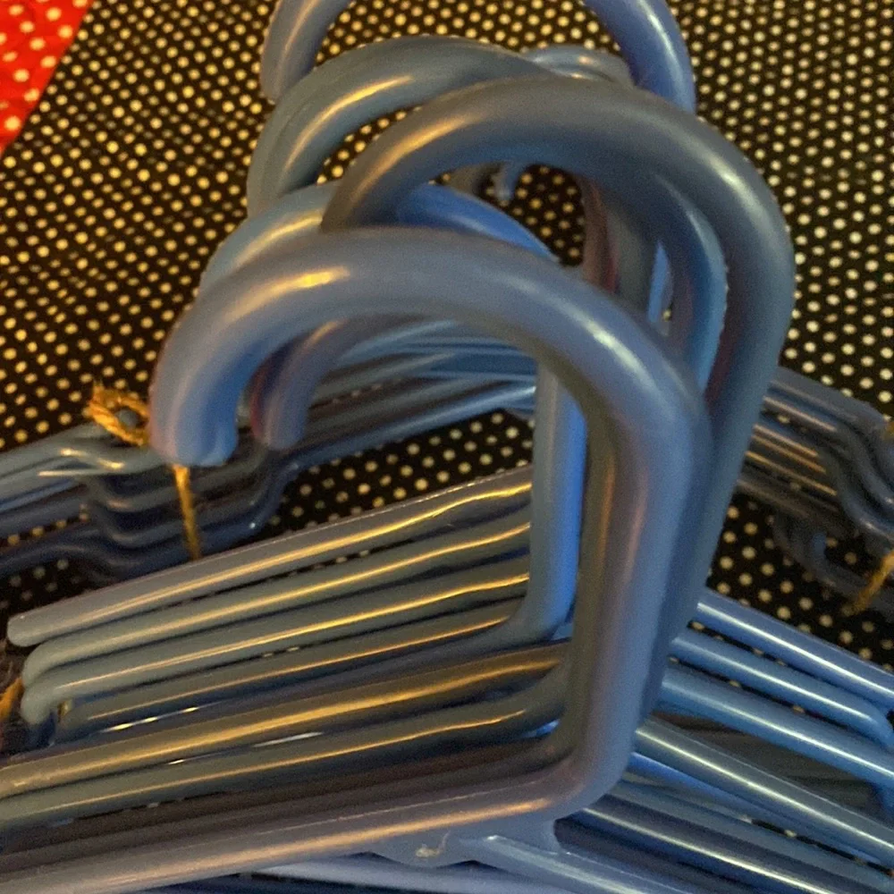 🌼🌿Twenty blue and white plastic coat hangers🌼🌿